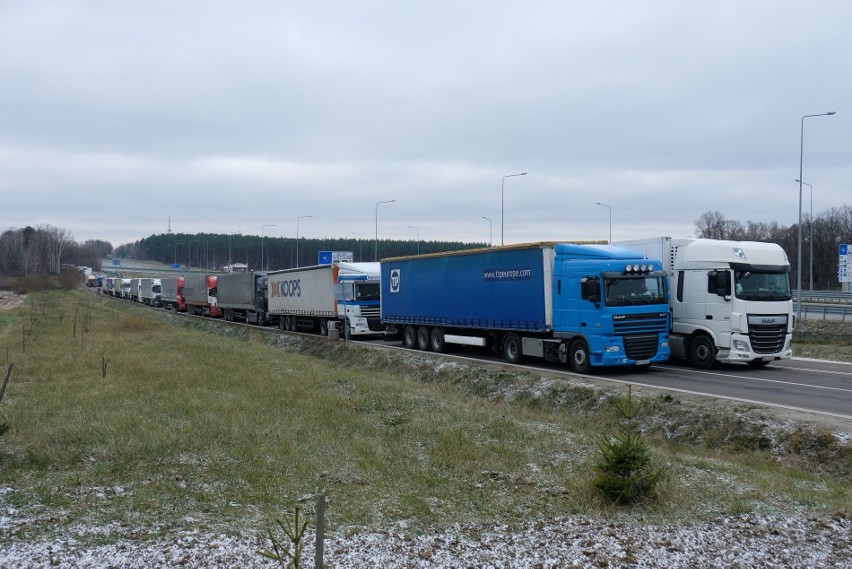 10 kilometrów ma we wtorek kolejka tirów przed...