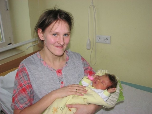 Ania Kietlińska urodziła się w piątek, 14 grudnia. Ważyła 2830 g i mierzyła 54 cm. Córka Emilii i Mariusza z m. Godlewo-Warsze ma brata Antka (rok)