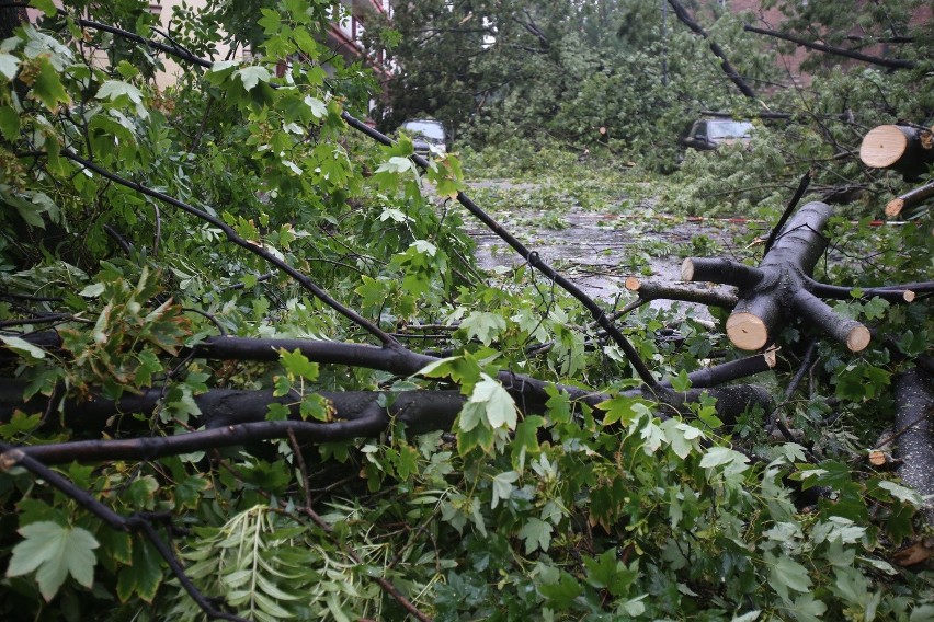 Nad Chorzowem przeszła trąba powietrzna, szkody są też w...