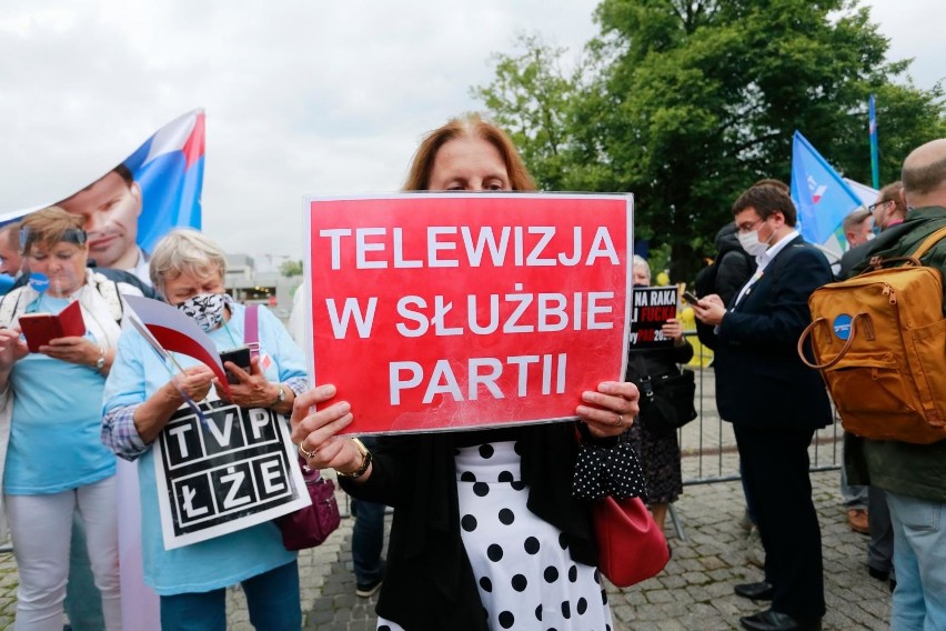 Debata prezydencka 2020. Jak wypadli Andrzej Duda i Rafał Trzaskowski? Politycy komentują przedwyborcze starcie kandydatów 