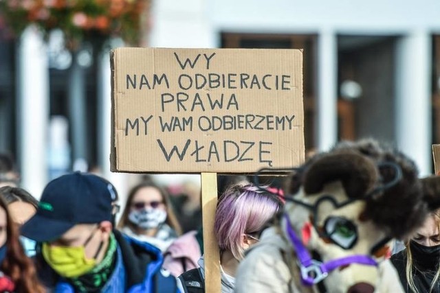 Od kilku dni w całej Polsce trwają protesty w związku z orzeczeniem Trybunału Konstytucyjnego, dotyczącego aborcji. Także w naszym regionie protestują tysiące ludzi. Wielu z nich przychodzi z przeróżnymi hasłami, przez co chcą wyrazić swój sprzeciw. Wybraliśmy dla Was zdjęcia z wielu miast protestujących w kujawsko-pomorskiem.