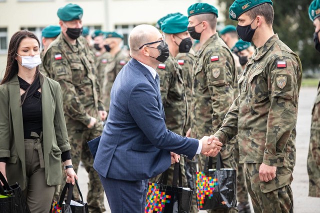 Ponad 300 żołnierzy z czterech podlaskich jednostek otrzymało paczki okolicznościowe za pomoc w walce z pandemią COVID-19. Mundurowym przekazał je marszałek Artur Kosicki. Za okazane wsparcie marszałek otrzymał natomiast w podziękowaniu pamiątkowe ryngrafy.