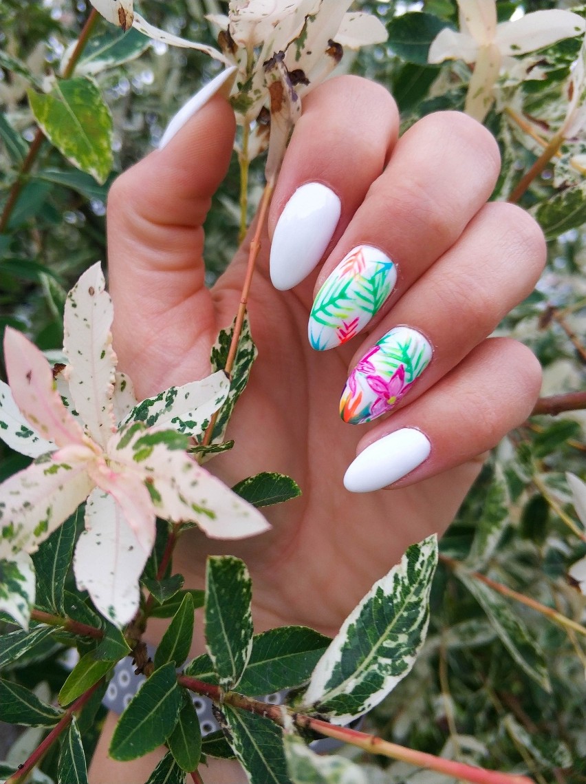"Floral milk bath nails" to paznokcie pomalowane jasną...