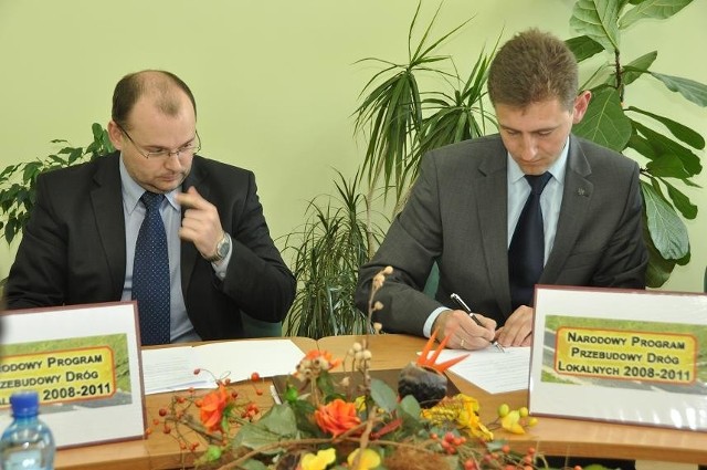 Wojewoda podlaski Maciej Żywno podpisał umowy na dofinansowanie budowy dróg lokalnych w powiecie bielskim