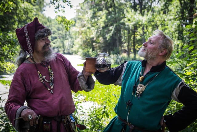 W lasku przy ulicy Conrada w Darłowie uruchomiono właśnie niezwykłą osadę historyczną. To prawdziwe miasteczko dawnych epok!Znany w powiecie sławieńskim woj Bork, czyli Adam Bryl zaprasza mieszkańców, jak i turystów do odwiedzania osady znajdującej się w parku przy ul. Conrada w Darłówku. Dzięki nowemu projektowi autorstwa Adama Bryla każdy może przenieść się w czasie i zobaczyć, jak żyło się przed tysiącami lat. Na terenie osady są stworzone wiaty z oryginałami replikami przedmiotów używanych przez człowieka wieki temu.Do miasteczka historycznego można wejść codziennie w godzinach od 10:00 do 18:00. Bilet wstępu kosztuje: normalny 15 zł, a ulgowy 13 zł.Zobacz także: Arkadiusz Klimowicz o letnich imprezach w Darłowie