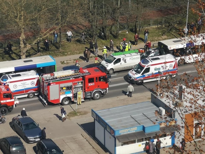 Karambol na Witkiewicza w Szczecinie. W wypadku wzięło udział sześć pojazdów - 25.03.2020