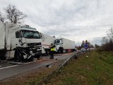 Wypadek na drodze krajowej numer 73 w Niegosławicach koło Pacanowa. Zderzyły się cztery ciężarówki, dwie osoby ranne, gigantyczne korki! 