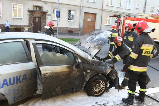 Na ul. Paderewskiego w Słupsku płonął samochód do nauki jazdy (wideo, zdjęcia).