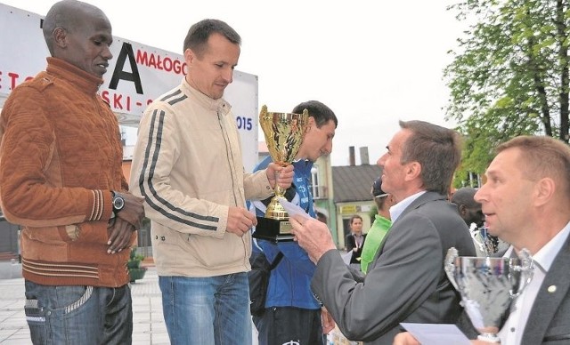 Najlepsi zawodnicy półmaratonu - z pucharem Mykhaylo Iveruk. 