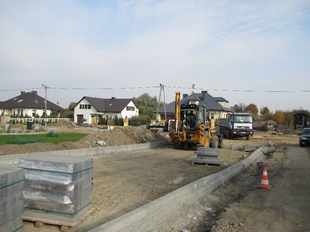 Na osiedlu Małopolskie w Staszowie widać już szkielet przyszłych chodników i dróg. Niebawem firma budowlana przystąpi do lania asfaltu.