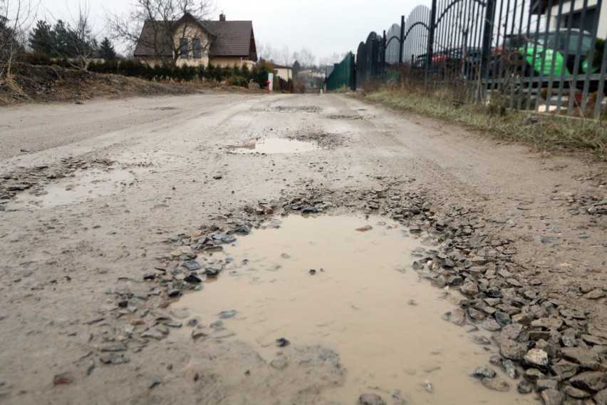 Mieszkańcy Skowronkowej chcą asfaltu. „Na wsiach mają lepsze drogi”