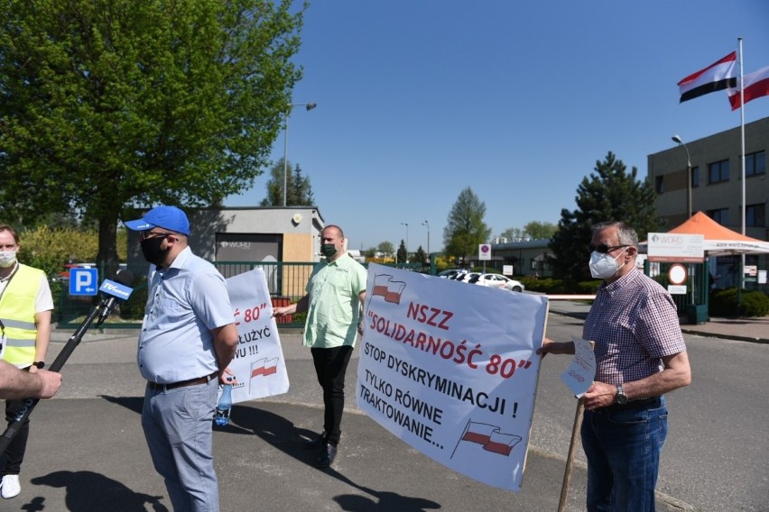 W maju związkowcy pikietowali przed siedzibą WORD w Toruniu.