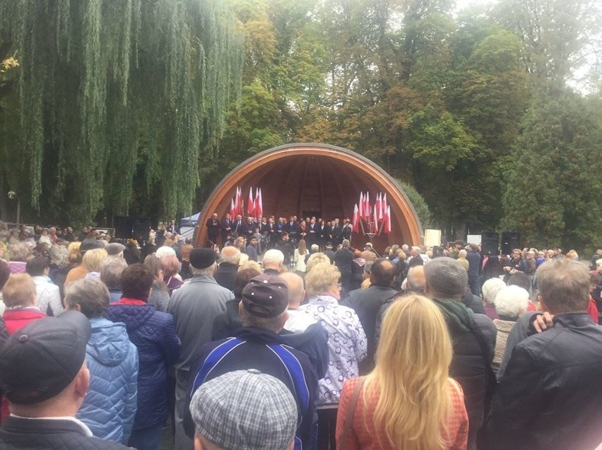 Be-a-ta! Be-a-ta! i chóralne "100 lat!" - Beata Szydło przyjęta owacyjnie w Busku-Zdroju [DUŻO ZDJĘĆ]