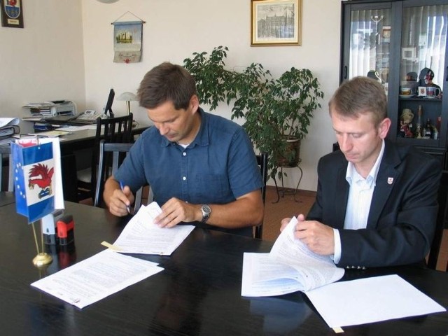 Umowę podpisali Krzysztof Pietras (z lewej), pełnomocnik firmy Skanska, i burmistrz Witold Ossowski