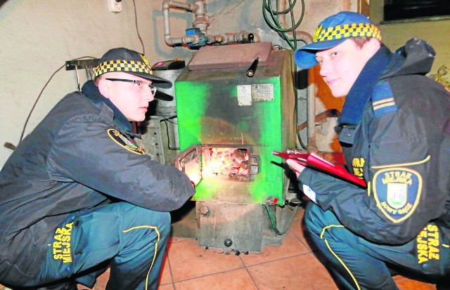 Inspektorzy Straży Miejskiej w Nowym Sączu Katarzyna Cipluch (z prawej) i Arkadiusz Świerad sprawdzają czym mieszkańcy palą w piecach. Gdy zauważą odpady, mogą wystawić nawet 500 złotowy mandat.