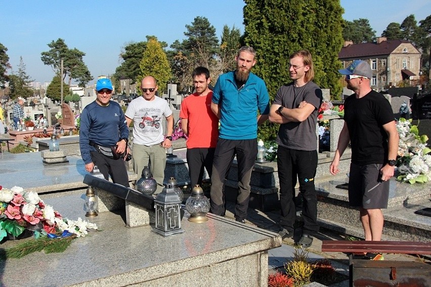 Ratownicy TOPR na grobie pochodzącego ze Skarżyska-Kamiennej pilota Janusza Rybickiego, który zginął w akcji ratowniczej