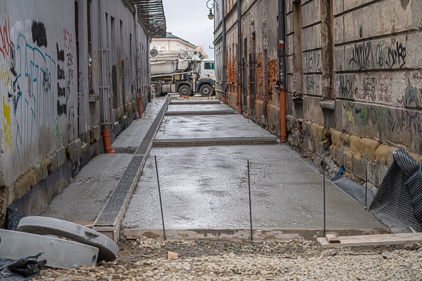 Nowy Sącz. Remont ulicy Wąskiej na ukończeniu. Wylali już beton [ZDJĘCIA]