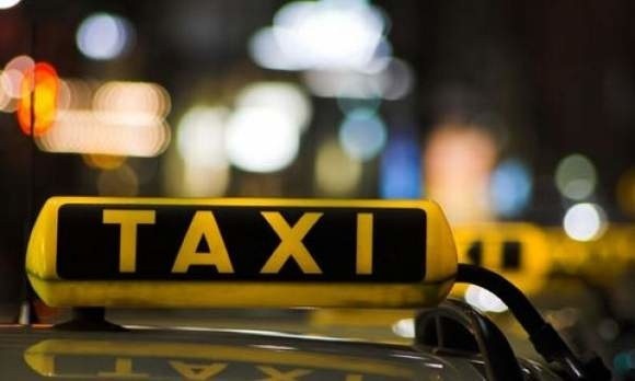Nie wiadomo czy pasażer groził taksówkarzowi bronią ani ile zabrał pieniędzy - taksówkarz nie pamięta ile dokładnie miał pieniędzy w portfelu.