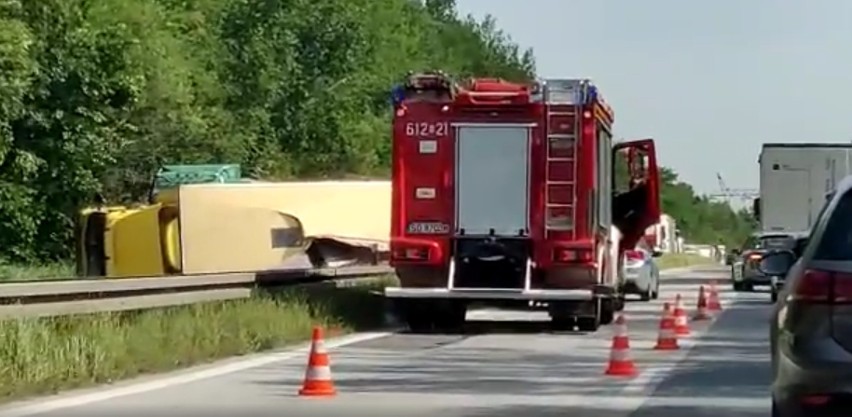 Wypadek na S1 w Sosnowcu. Wywróciła się ciężarówka. Zablokowała dwa pasy
