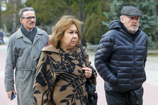 Wdowa po Adamie Hanuszkiewiczu spoczęła na warszawskich Powązkach. Zobacz zdjęcia z pogrzebu - kliknij dalej