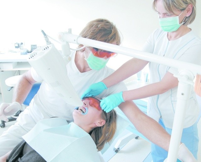 Ostatnio sporym zainteresowaniem cieszy się zawód asystentki dentysty.