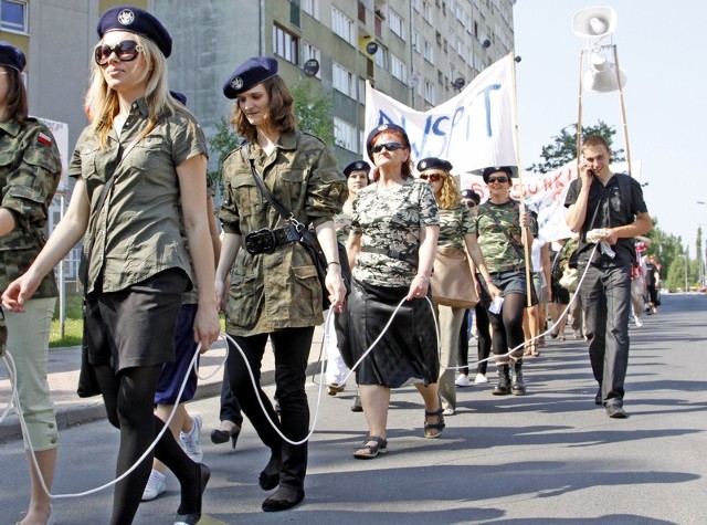 Odziany w wojskowe mundury studencki korowód przetoczył się w sobotę przez ulice Polkowic