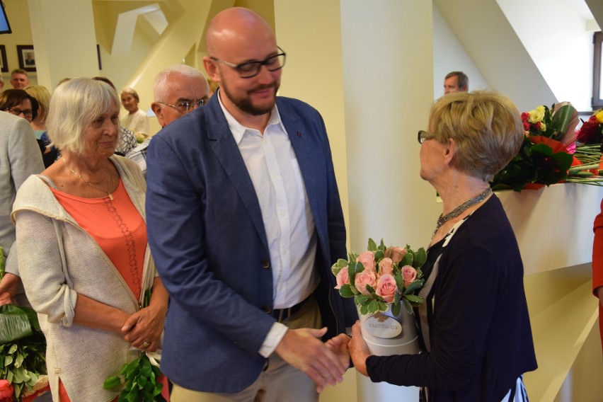 Stargard. Medal dla pani doktor. Maria Lisowska odebrała go dziś na sesji rady miejskiej   