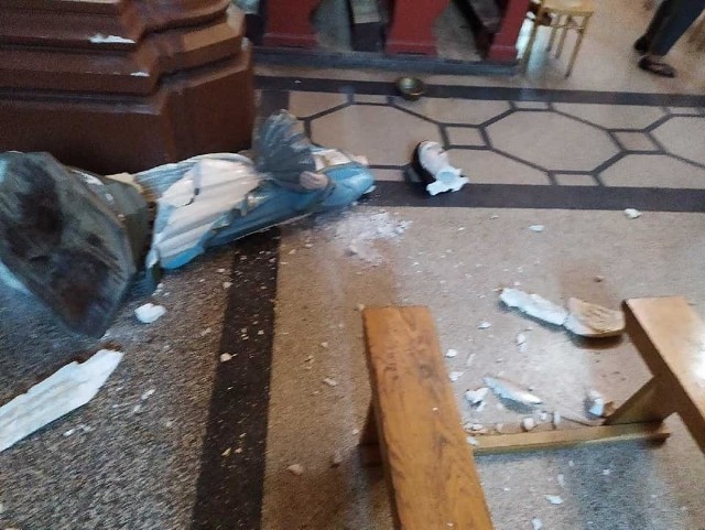 Zniszczona figura anioła z kropielnicą w kościele salezjanów w Przemyślu.