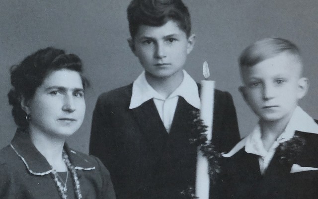 Teofil Basista (z prawej) wraz z mamą i bratem podczas swej pierwszej Komunii Świętej. Zdjęcie z maja 1952 roku
