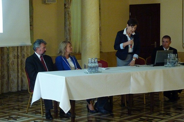 Konferencję poprowadziła Elżbieta Markocka, kierownik FRDL Podkarpackiego Ośrodka Samorządu Terytorialnego.