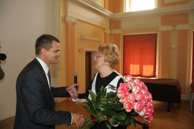 Czterdzieści jubileuszowych róż przekazuje jubilatce profesor Jacek Semaniak, rektor Uniwersytetu Jana Kochanowskiego.