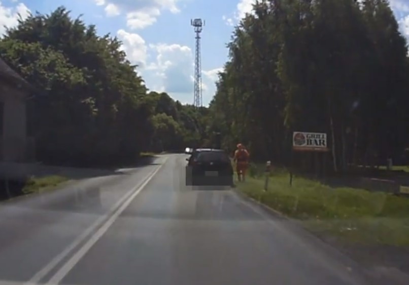 Kierowca volkswagena jechał wężykiem. Zjeżdżał na pobocze i...