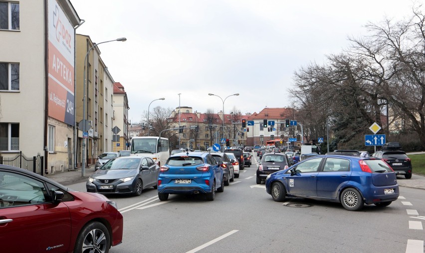 Jak częściowo rozładować korki na placu Śreniawitów w Rzeszowie? [MAPA]