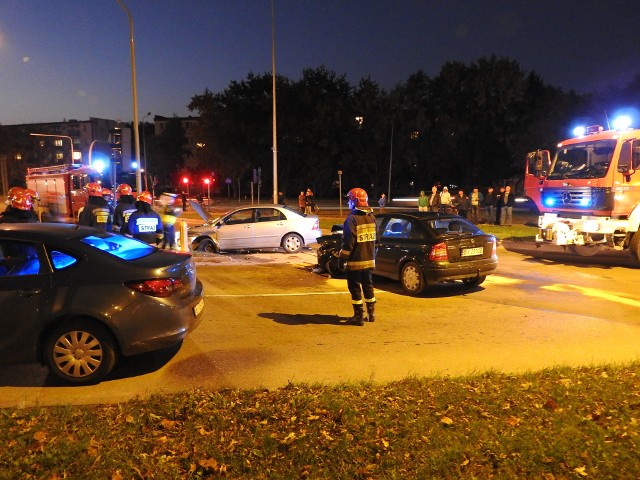 Groźny wypadek w pobliżu hotelu Turkus w Białymstoku. W zderzeniu dwóch samochodów ucierpiały dwie osoby.