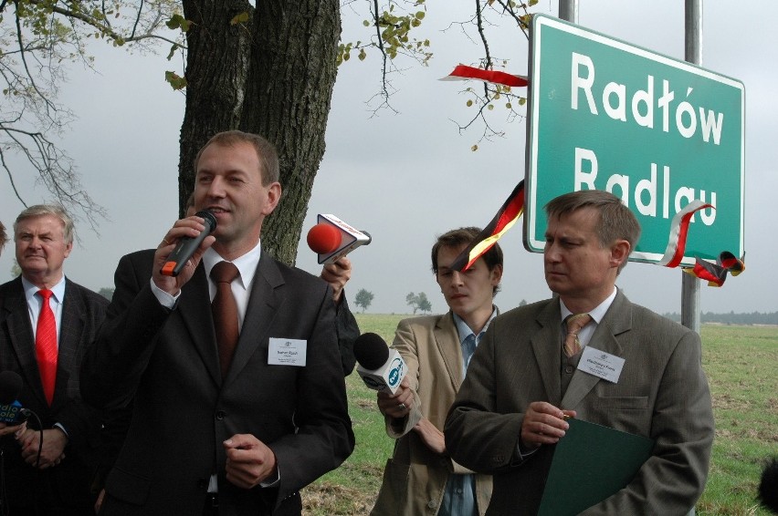 Odsłonięcie polsko-niemieckch tablic w gminie Radłów