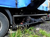 Marokańczycy nielegalnie przekroczyli polską granicę. Przyjechali pod naczepą ciężarówki. Zostali zatrzymani przez Straż Graniczną