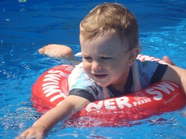 Latem dzieci uwielbiają pluskać się w wodzie.