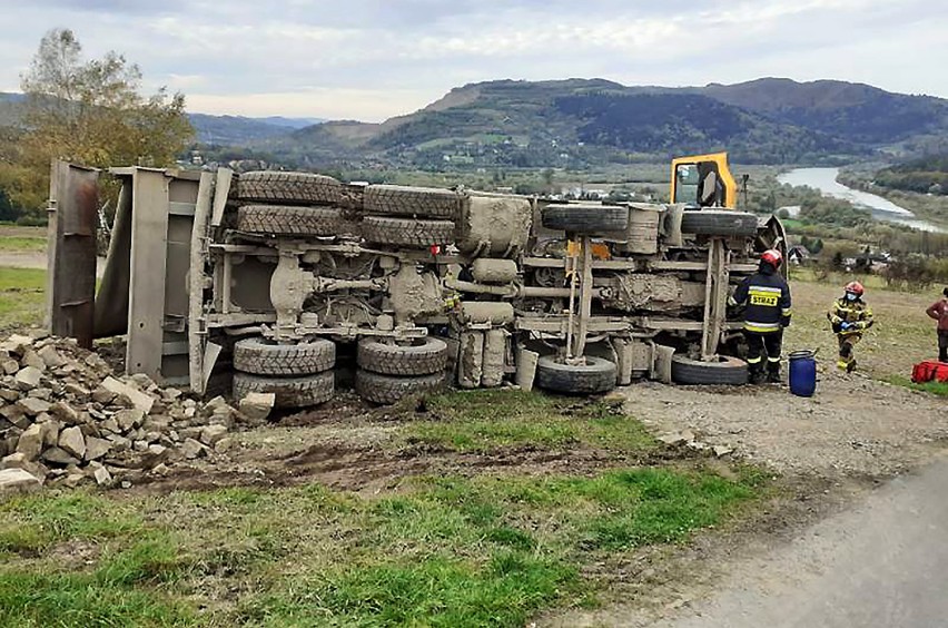 Rdziostów. Wywróciła się potężna ciężarówka transportująca kamienie [ZDJĘCIA]