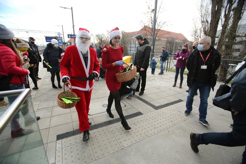 Mikołaj na Dworcu Głównym PKP we Wrocławiu (6.12.2020)