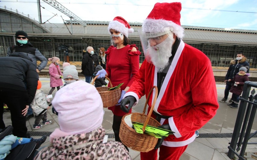 Mikołaj na Dworcu Głównym PKP we Wrocławiu (6.12.2020)