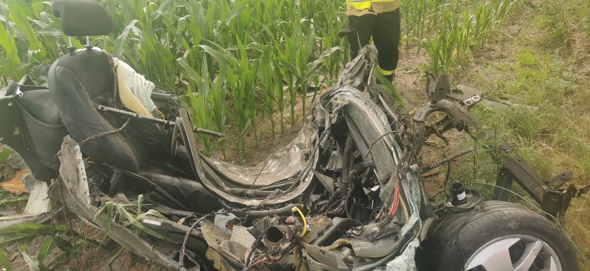 Śmiertelny wypadek w Jastrzębiu Górnym w powiecie zgierskim. Kierowca wypadł z saaba i zginął na miejscu ZDJĘCIA