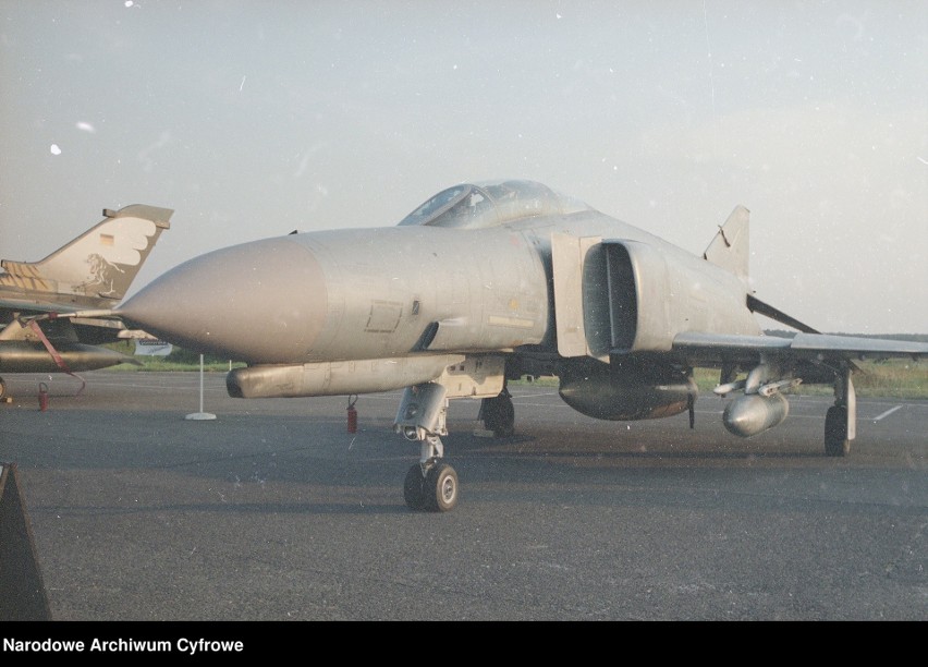 Sierpień 1996 roku. Samolot F-4 Phantom II w barwach...