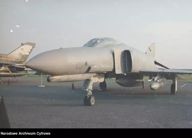Sierpień 1996 roku. Samolot F-4 Phantom II w barwach Bundeswehry podczas targów lotniczych w Bydgoszczy. W tle samolot Panavia Tornado. Więcej zdjęć z tamtego wydarzenia, które opublikowało Narodowe Archiwum Cyfrowe zamieszczamy w naszej galerii. ▶▶