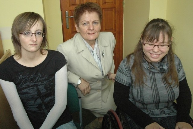 Marysia Gumienna (z lewej) i Partycja Adamczak są niepełnosprawne, studiują w PWSZ. Wspiera je na uczelni pełnomocnik rektora Mirosława Krasicka.