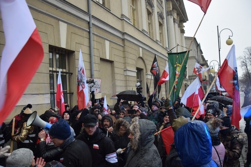 Antysemicki marsz w Kaliszu. Aresztowani mogą wyjść na...