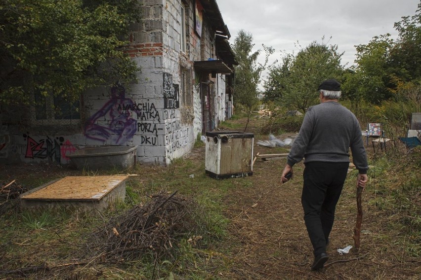 Squat na działce należącej do pana Ryszarda i jego żony...