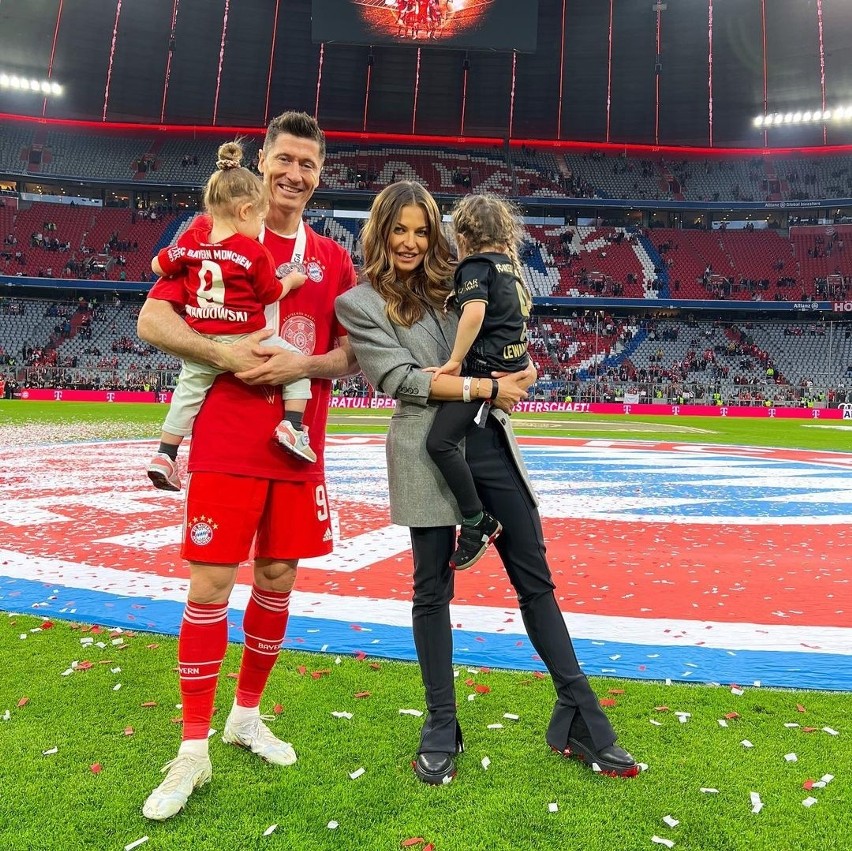 Anna Lewandowska z córkami na mistrzowskiej fecie Bayernu