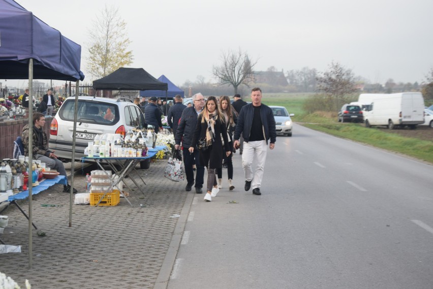 Mieszkańcy odwiedzają groby bliskich na cmentarzu w Odechowie, w gminie Skaryszew. Zobaczcie zdjęcia