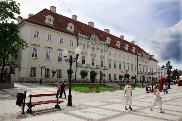 Jedno z najpiękniejszych uzdrowisk na Dolnym Śląsku przejdzie wielkie zmiany - w Domu Zdrojowym powstanie luksusowy hotel, sanatorium i piękne spa. Zobacz jak będą wyglądać.