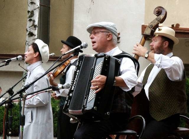 Nie tylko po muzyce, ale i po strojach można poznać podwórkowych artystów. Upodobali sobie kratkę ,czapki z daszkiem, tzw. oprychówki.